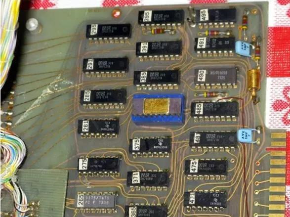1972年開發(fā)的一塊基于Intel 8008的計(jì)算機(jī)中的印刷電路板。(資源來源：DigiBarn計(jì)算機(jī)博物館)
